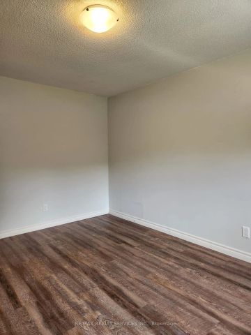 Detached Home For Lease | X8490114 - Photo 2