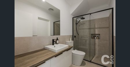 2 Storey 3 x 2 Townhouse in central location ! - Photo 2