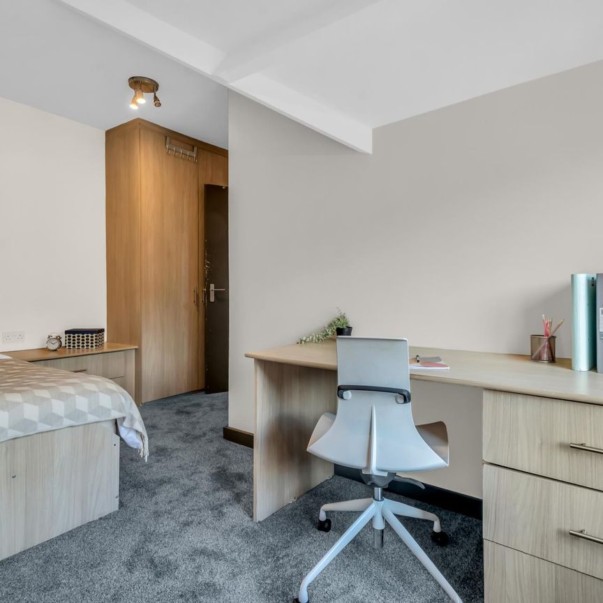 7 HESSLE WALK Leeds - LS6 1EJ - Photo 1