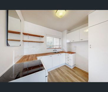 9/179 Kennigo Street, Spring Hill, Qld 4000 - Photo 2