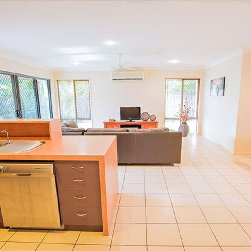 2/8 Windsor Street, Glenella - Photo 1