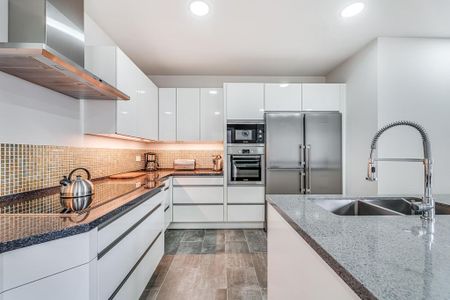 5 bedroom luxury Villa for rent in San Pedro de Alcántara, Spain - Photo 5