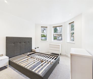 2 bedroom Flat in Heathcote Road, Camberley - Photo 2