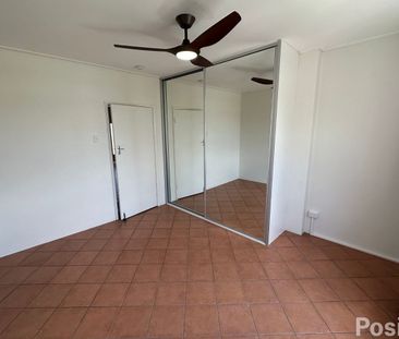 Spacious Top-Floor Unit With Aircon in Prime New Farm Location – Wa... - Photo 1