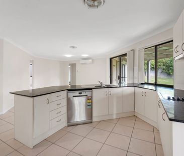 Large 4 Bedroom Home in Coomera Waters Estate!! - Photo 3