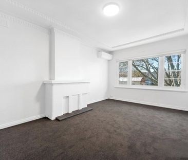 RENOVATED DECO APARTMENT - Photo 3