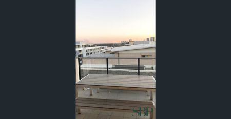 Stunning Large 1 Bedroom Apartment - Photo 3