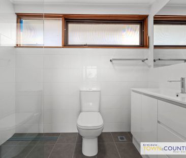 Freshly Renovated 2 Bed, 1 Bath Unit - Modern Comfort & Style! - Photo 2