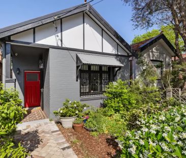 Architecturally enhanced family home with garden retreat - Photo 5