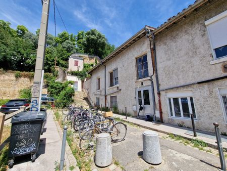 STUDIO en RDC : donne sur une cour intérieure arborée. Disponible ! - Photo 5