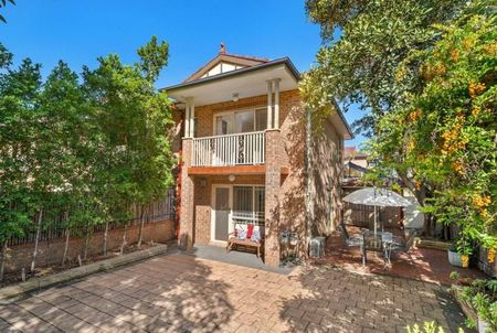 Oversized Spilt Level Townhouse - Photo 2