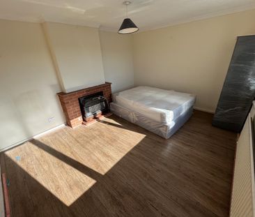 4 bedroom end of terrace house to rent - Photo 5