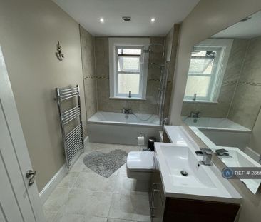 1 bedroom in a house share to rent - Photo 3
