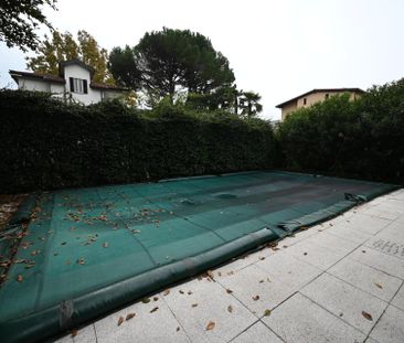 Top floor flat with stunning open views of the lake - Photo 4