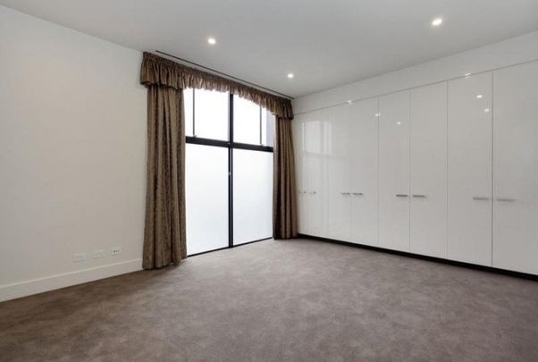 12 Moreton Close, Kew - Photo 1
