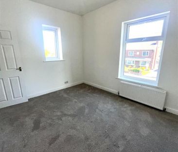 2 bedroom end of terrace house to rent - Photo 2