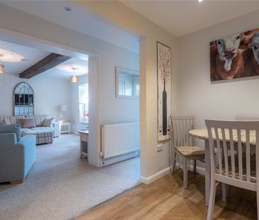 A beautifully modernised two bedroom mews cottage situated in the h... - Photo 3