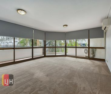 INNER CITY, 2 BEDROOM, 2 BATHROOM UNIT WITH 2 CAR SPACES ! - Photo 2