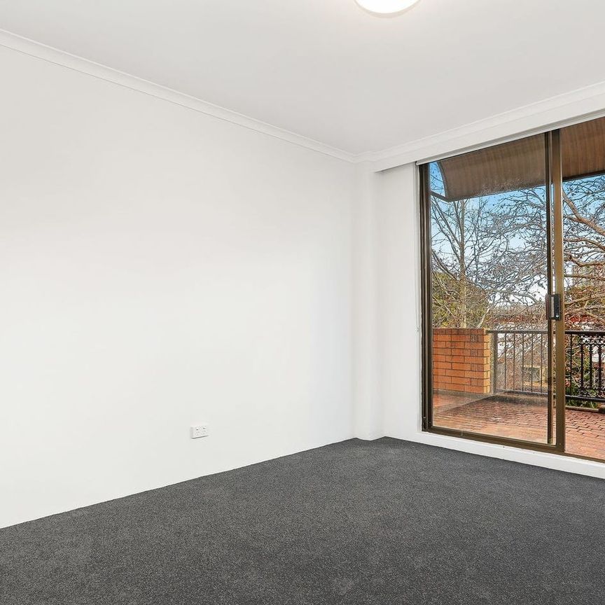 CLEVELAND MEWS - SPACIOUS 3 BEDROOM APARTMENT + 2 PARKING - Photo 1