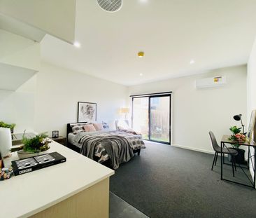 FULLY Furnished STUDIO ROOM in perfect location! - Photo 1