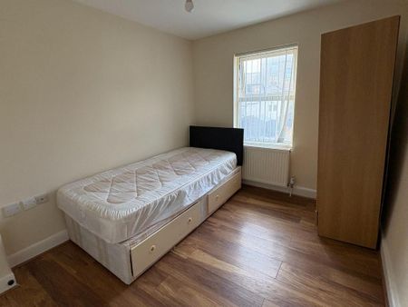 1 bedroom in a house share to rent - Photo 2