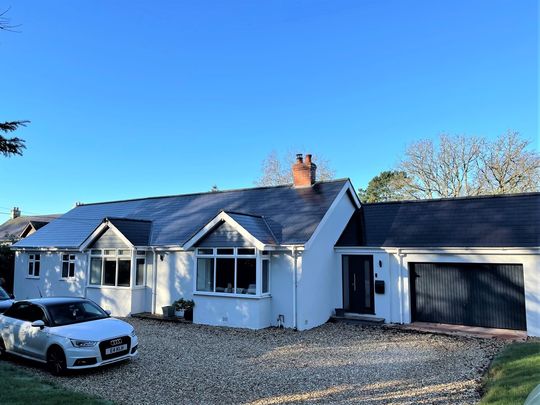 5 bedroom Desirable Five Bedroom Bungalow to rent - Photo 1