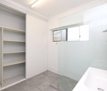 Fantastic Fully Air Conditioned Villa - Garage with Remote - Photo 3