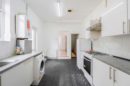 4 bedroom terraced house to rent - Photo 3