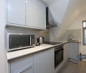 1 bedroom in a flat share to rent - Photo 3