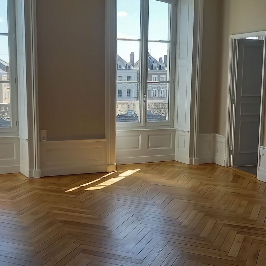 LAVAL, appartement T5 de 157 m² au 2ème étage - Photo 1