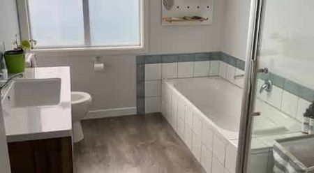 Fully Renovated 4 Bedroom! - Photo 5