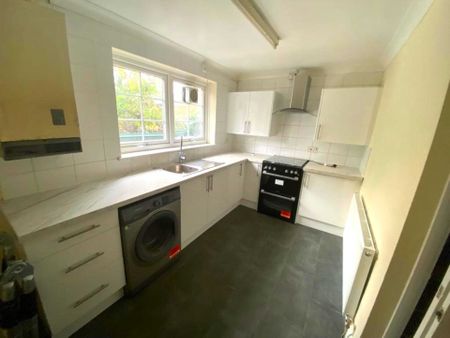 Robin Crescent, Beckton - Photo 4
