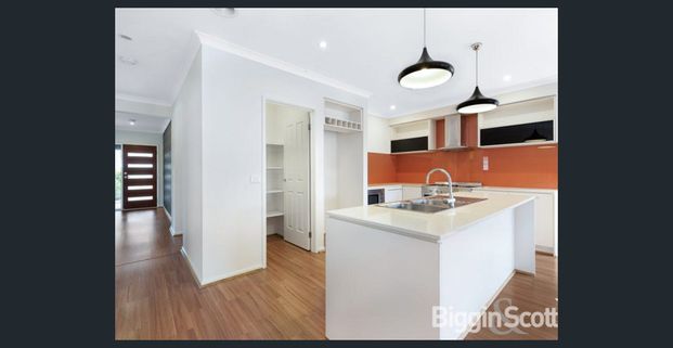 Contemporary home close to prestigious schools and parkland - Photo 1