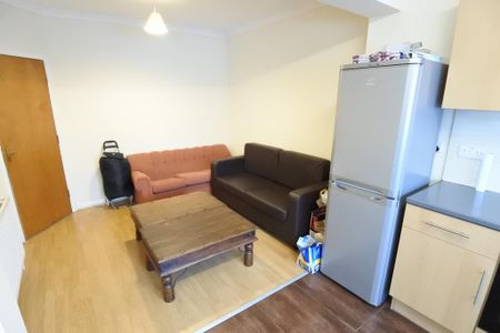 1 bedroom in a house share to rent - Photo 3
