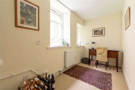 A lovely two bedroom mews house, available on an unfurnished basis. - Photo 3