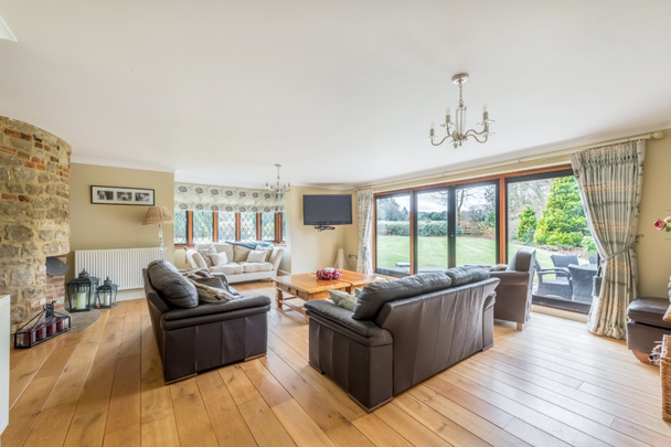 7 bedroom detached house to rent - Photo 1