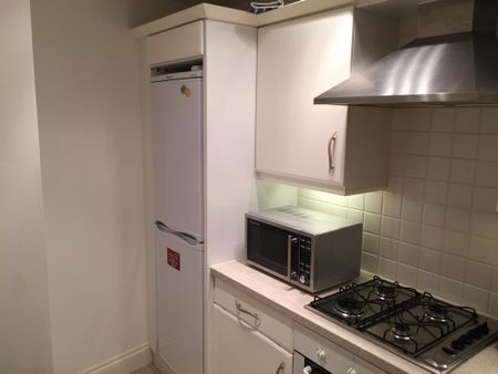 3 bedroom flat to rent - Photo 3