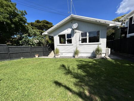 Sunny, fully fenced home - Photo 3