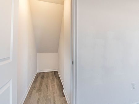 For Lease - 461 Blackburn Drive Unit# 110, Brantford, Ontario - Photo 4