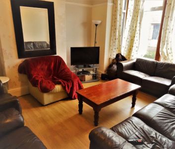 8 bedroom House in Derwent Water Terrace, Leeds - Photo 1