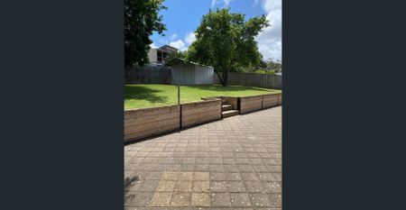 $600 per week - Photo 2