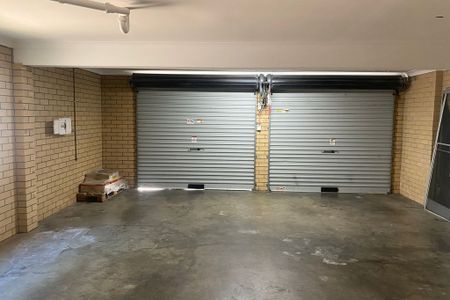 2-LEVEL CONTEMPORARY DUAL LIVING HOME LOCATED IN LEAFY CARINA HEIGHTS! - Photo 3