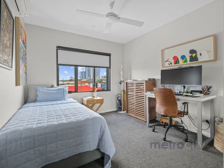 Quiet Street in the best location! - Photo 4