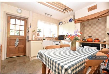 3 bedroom semi-detached house to rent - Photo 5