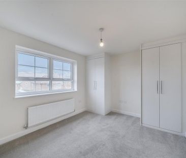 4 bedroom end of terrace house to rent - Photo 5