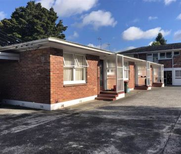 SPACIOUS ONE BEDROOM UNIT IN MOUNT EDEN - Photo 2