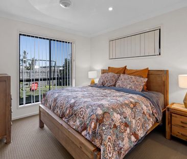 Spacious 4-Bedroom, 2-Living Gem with Solar - Photo 4