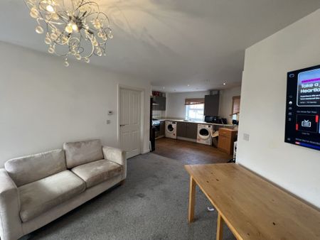 2 Bedroom Flat - Photo 2