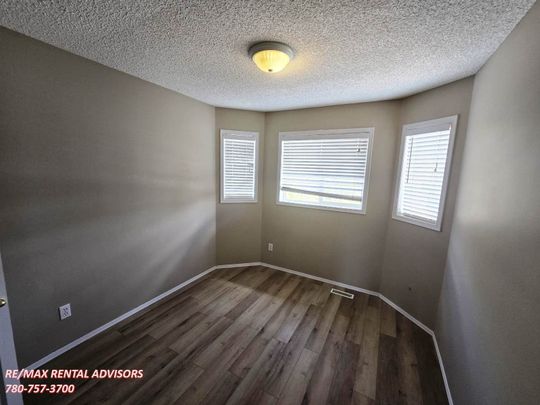 GREAT 3 BED, 4 BATH, 2 STOREY SINGLE FAMILY HOME W/ A DBL ATTACHED GARAGE IN THE COMMUNITY OF BELMONT - Photo 1