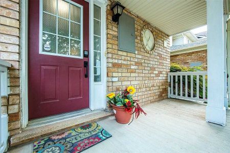 2458 Baintree Crescent town house — Oakville, ON (3-Bedroom) - 3 Bedroom - Photo 2